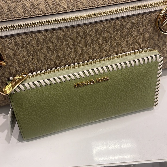 Michael Kors Jet Set Travel Large Pebble Leather Quarter-Zip Wallet
NWT - Picture 8 of 16